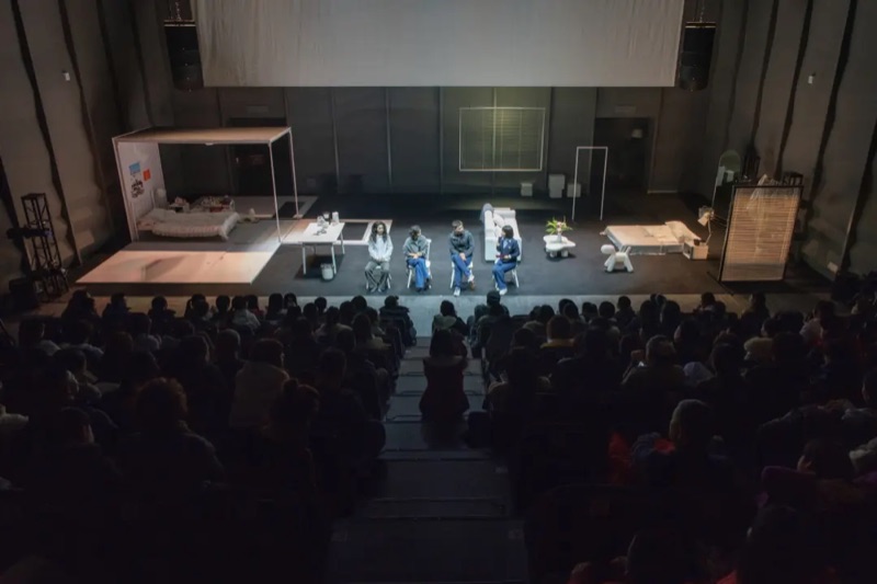 演后交流现场,舞台与观众席。