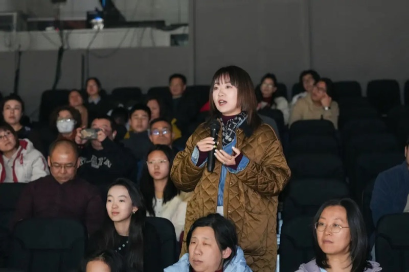 观众在演后交流中提问。